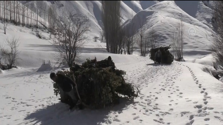 انتقال خوراک دام به دلیل بارش سنگین برف در بدلیس کاری بسیار دشوار است